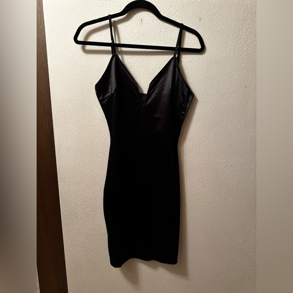 BNWOT Black Bodycon Dress size L but fits M - Picture 2 of 13